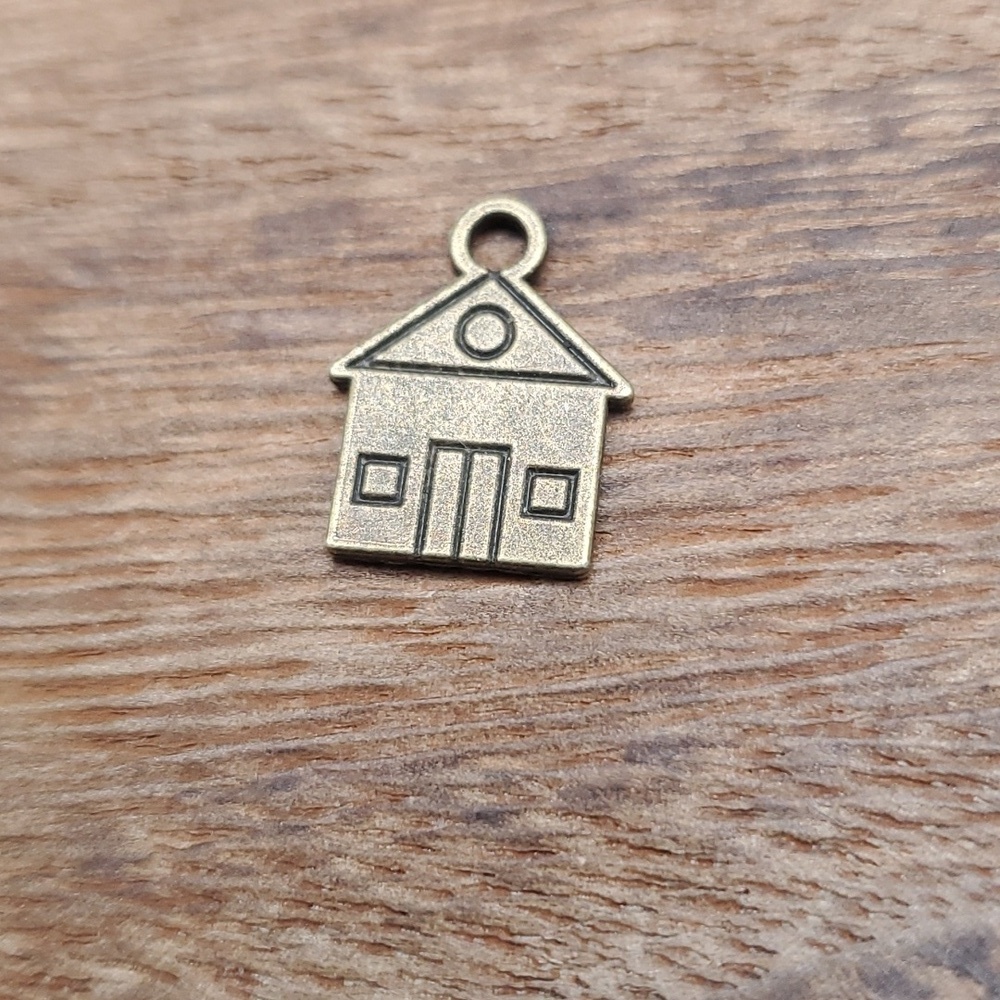 P136 little house charm